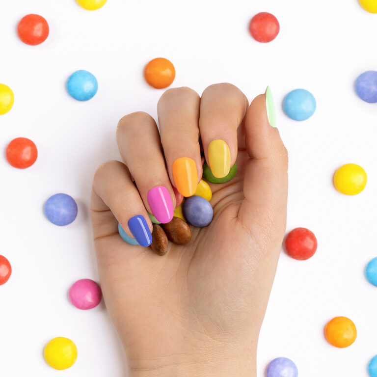 Rainbow Nails 2023 : guide complet de création et outils nécessaires